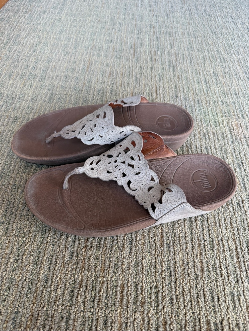 FitFlop Flora Sandals Women 9 Metallic Tan Brown Thong Flip Flops Wobbleboard